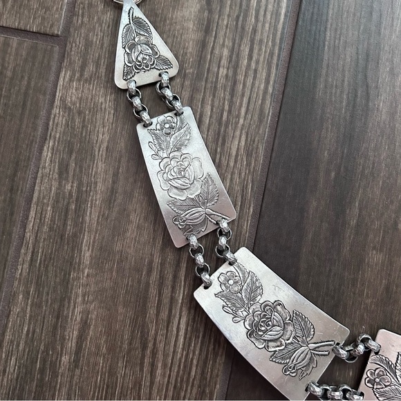 Vintage Rose Embossed Art Deco Silver Belt - Picture 2 of 7